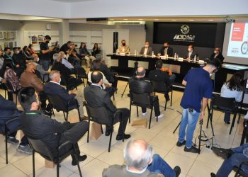 Homenagem e superintendente da Faciap na reunião da Acicam