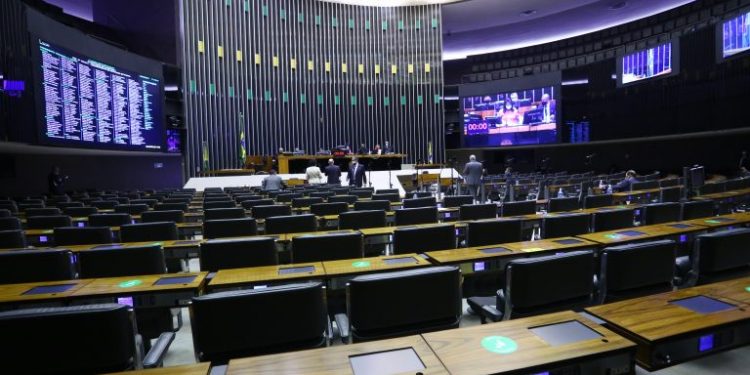 Câmara aprova volta das coligações na eleição proporcional e rejeita o “distritão”