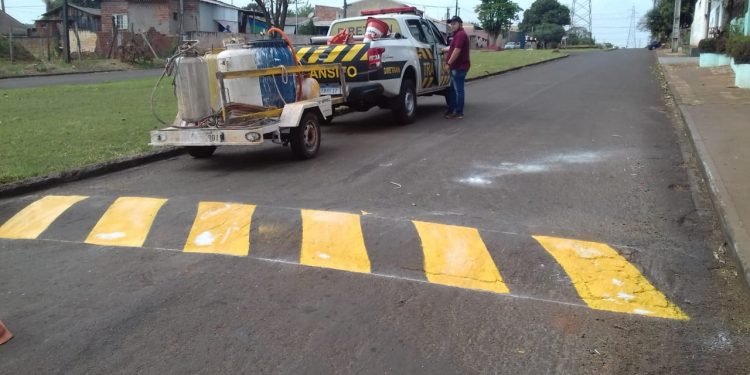 Diretran realiza pintura de quebra molas e faixas de pedestres