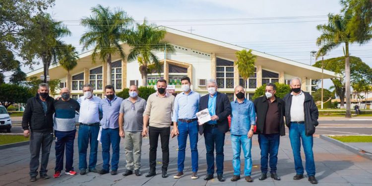 Araruna: Secretário Guto Silva e deputado Douglas Fabrício discutem desenvolvimento com lideranças