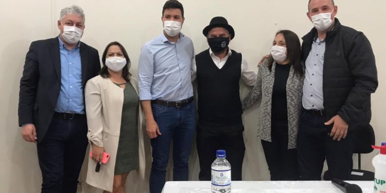 Peabiru: Secretário Guto Silva e deputado Douglas avaliam resultados e tratam projetos com lideranças