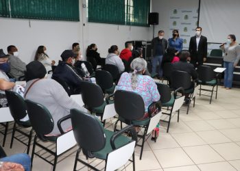 12 famílias recebem documentos para fazer escritura de imóveis