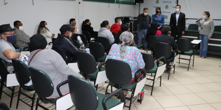 12 famílias recebem documentos para fazer escritura de imóveis