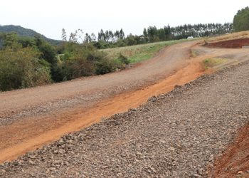 Estrada usada por caminhões com cargas de frangos recebe melhorias