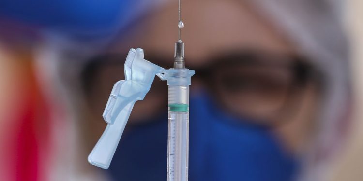 Covid-19: terceira dose da vacina será aplicada a partir de setembro