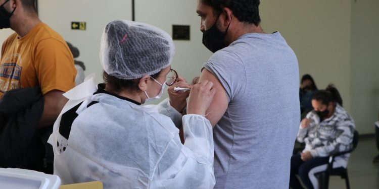 Vacinação contra Covid-19 para 32 anos nesta terça-feira