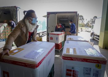 Saúde inicia distribuição de doses para aplicação no público geral; veja a distribuição por Regional