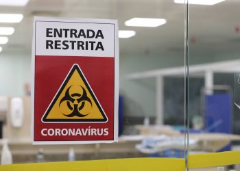 Mortes por Covid-19 caem pela metade no Paraná em agosto; número de casos é o menor em dez meses