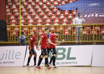 Nas quartas: Com nova vitória contra Ampére, Campo Mourão Futsal se classifica