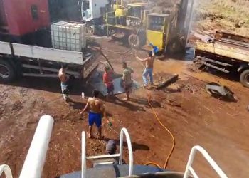 Indígenas tomam banho durante perfuração de poço artesiano em Campo Mourão