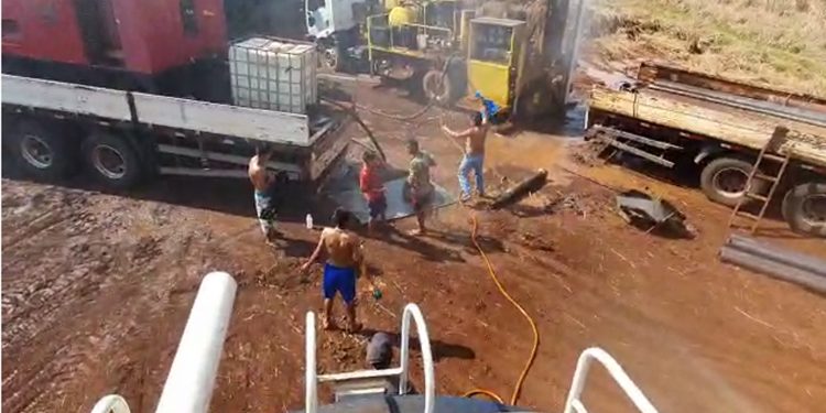 Indígenas tomam banho durante perfuração de poço artesiano em Campo Mourão