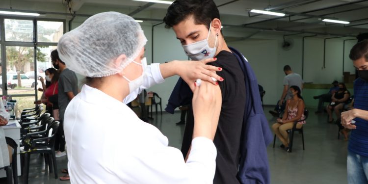 Vacinação contra Covid-19 chega aos jovens de 19 e 18 anos