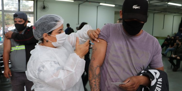 Vacinação contra Covid-19 avança para mais duas faixas etárias