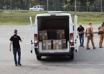 Com 303 mil novas vacinas, Estado retoma aplicação com 1ª dose; distribuição começa nesta terça-feira