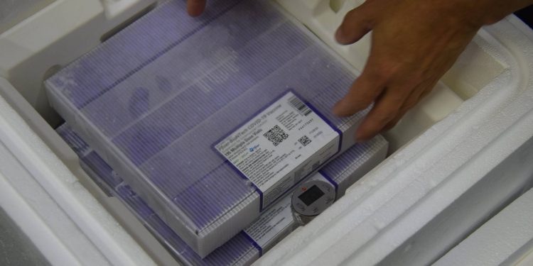 Paraná recebe mais vacinas e inicia distribuição de 195,3 mil doses, inclusive para adolescentes