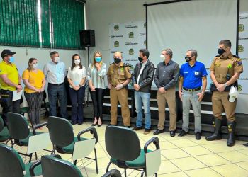 Agentes de trânsito recebem certificados de conclusão de curso