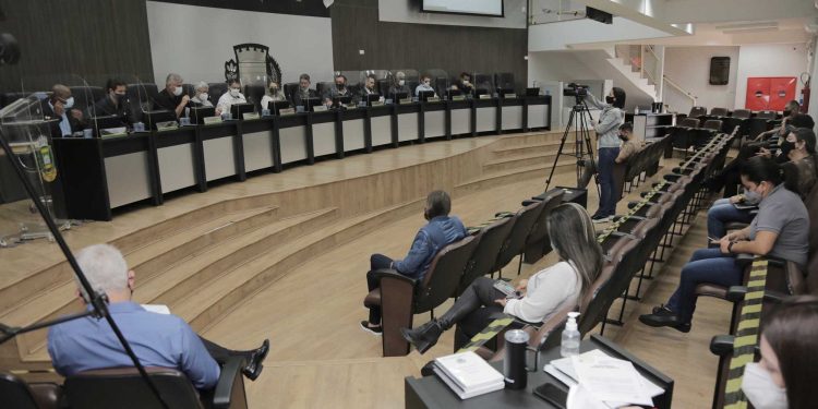 Câmara adia votação do vale alimentação para novembro