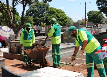 Força tarefa executa limpeza no Cemitério Municipal