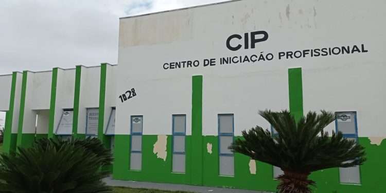 Oficinas no CIP e em bairros preparam jovens e adultos para o mercado de trabalho
