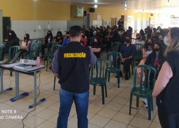 Alunos recebem informações sobre o trabalho da fiscalização Covid