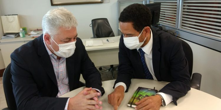 Douglas Fabrício pede melhoria no atendimento do IML e mais efetivo policial ao secretário estadual de Segurança Pública