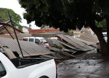 Garagem da Secretaria da Saúde caiu sobre veículos