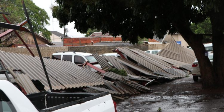 Garagem da Secretaria da Saúde caiu sobre veículos