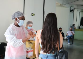 Vacinação para faixa etária de 15 anos nascidos até maio de 2006 nesta terça-feira