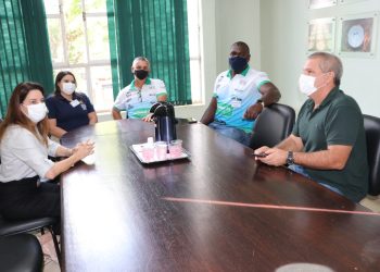 Jadel Gregório, medalhista mundial do salto triplo, visita Campo Mourão