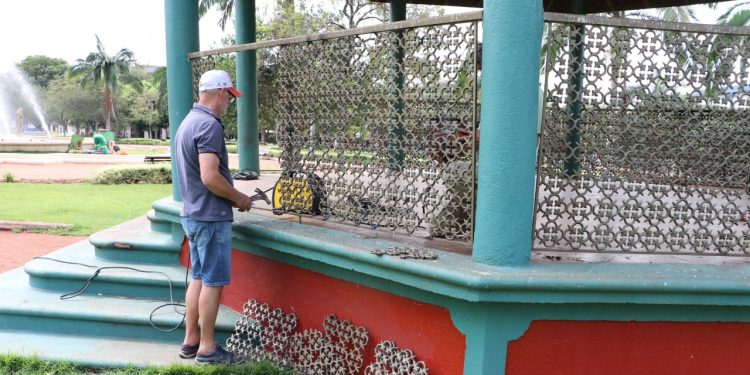 Iniciada restauração do coreto alvo de vandalismo na Praça São José