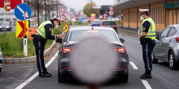 Covid-19: Europa retoma medidas restritivas em meio a protestos
