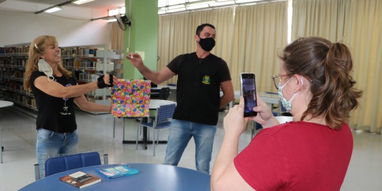 Duas leitoras sorteadas por divulgarem selfies na Biblioteca