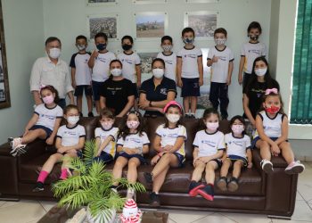 Prefeito recebe visita e carta de alunos do Colégio Santa Cruz