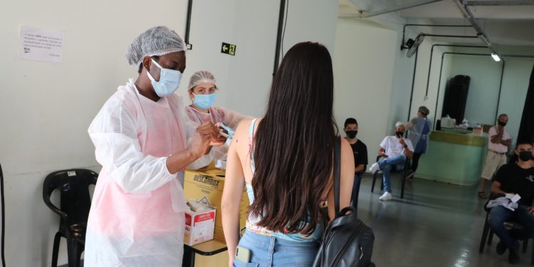 Vacina na quarta-feira para adolescentes de 13 anos nascidos até maio