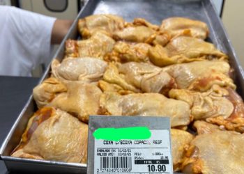 Procon apreende carne e produtos vencidos e multa mercado