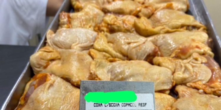 Procon apreende carne e produtos vencidos e multa mercado