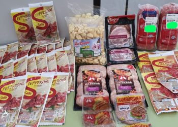 Procon apreende produtos vencidos e estragados em quatro supermercados