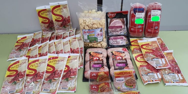 Procon apreende produtos vencidos e estragados em quatro supermercados