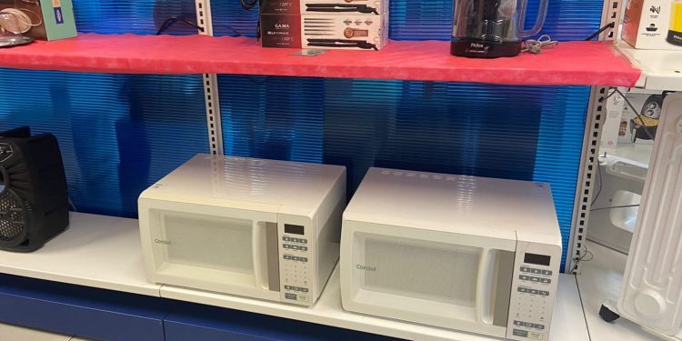 Procon autua grande loja por falta de preços na vitrine