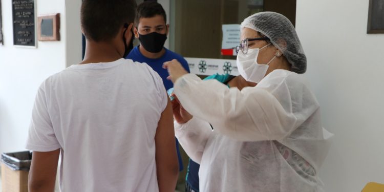 Semana inicia com repescagem de vacina contra Covid para adolescentes no Santuário