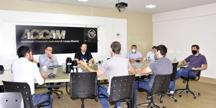 Reunião na Acicam com o IBGE sobre a população mourãoense