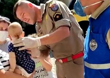 Após policiais salvarem a vida de um bebê, PM orienta sobre casos de engasgamento