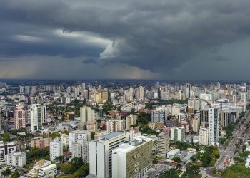 Tempo vira e fim de semana deve ser de chuvas mais intensas no Paraná