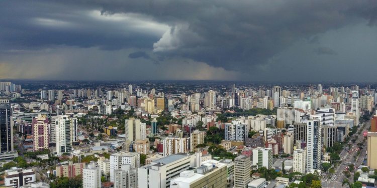 Tempo vira e fim de semana deve ser de chuvas mais intensas no Paraná