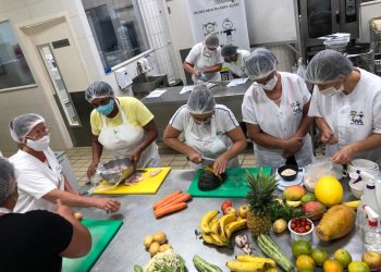 Servidoras das cozinhas de unidades de ensino passam por qualificação