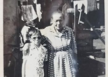 A alegria e a pureza do menino com a sua “mãe véia”