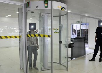 Portas de segurança causam vexame a usuários