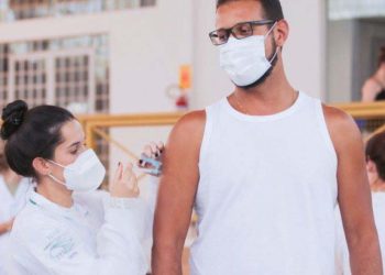 Risco de óbito por Covid-19 é 22 vezes menor entre vacinados com dose de reforço, aponta estudo