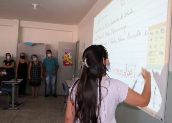 Volta às aulas com lousas digitais em seis escolas