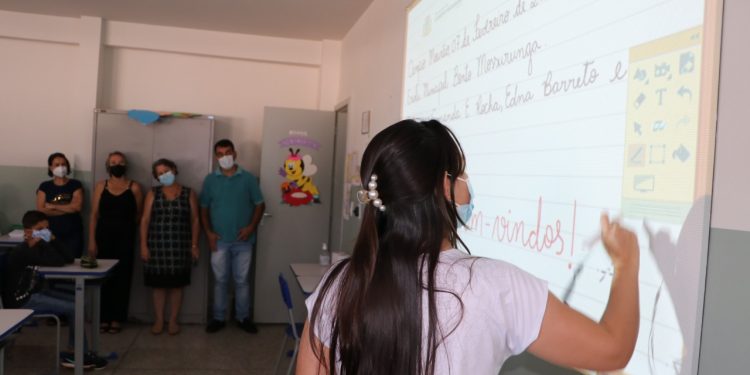 Volta às aulas com lousas digitais em seis escolas